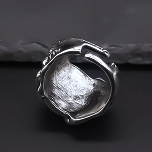 Macro di anello punk argento con texture lavica e fascia aperta regolabile