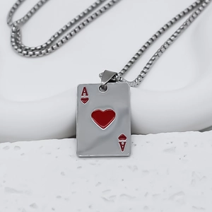 Gros plan du collier pendentif As de Cœur en argent avec émail rouge et chaîne à maillons carrés
