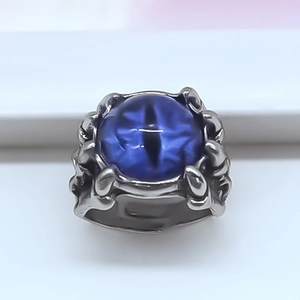 Anello punk malocchio blu con castone a artiglio d'argento e fascia aperta regolabile