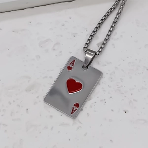 Collier pendentif As de Cœur en argent avec émail rouge et chaîne à mailles carrées