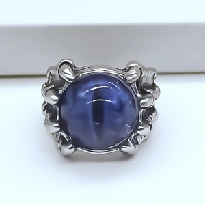 Dettaglio macro della perla occhio blu tenuta da artigli di drago in argento vintage