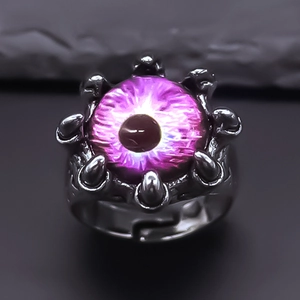 Bague gothique avec oeil du diable violet et griffe de dragon pour un style punk urbain