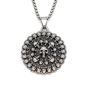 Collier punk avec pendentif crâne rond, chaîne vénitienne et finition métal vieilli