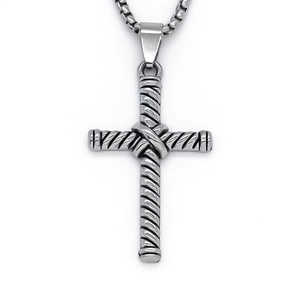 Collier avec pendentif croix en argent minimaliste, design torsadé et chaîne vénitienne