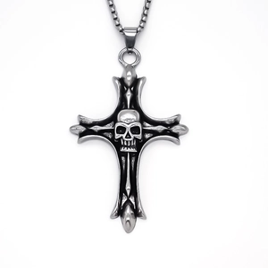 Collana con pendente a croce in stile punk con teschio dettagliato su sfondo bianco puro