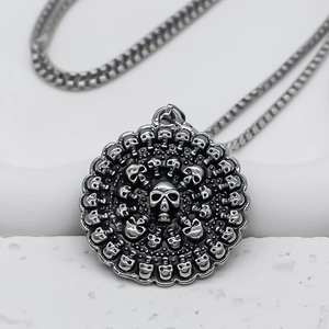 Détail macro du pendentif crâne argenté rétro avec textures gothiques sur chaîne