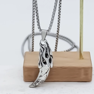 Collier avec pendentif dent de loup style punk et texture de flamme sur chaîne vintage