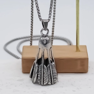 Collier avec pendentif volant de badminton argenté et chaîne à mailles carrées