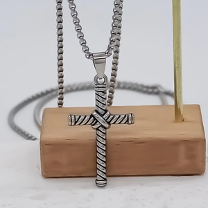 Collier minimaliste avec pendentif croix vintage argenté, texture torsadée et chaîne box