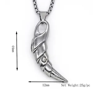 Collier avec pendentif cône torsadé argenté serti d'un zircon blanc et chaîne carrée chic