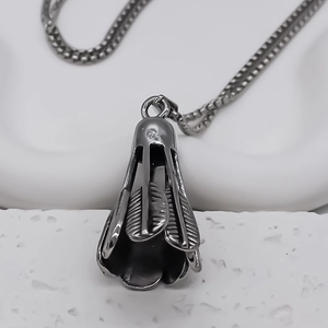 Gros plan détaillé du pendentif badminton argent foncé avec une chaîne box