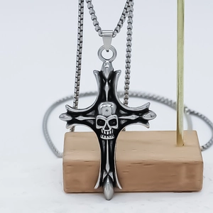 Collana punk gotica in acciaio inossidabile con ciondolo a croce e teschio su catena