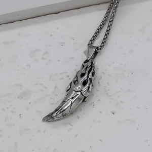 Collier punk avec pendentif en forme de croc incurvé et motifs de flammes en argent vintage