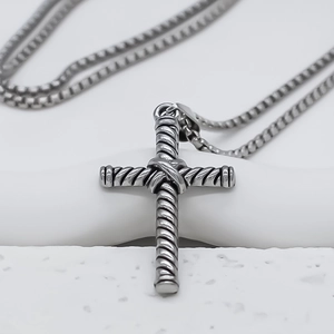 Collier avec pendentif croix argenté vintage et design de texture corde sur chaîne