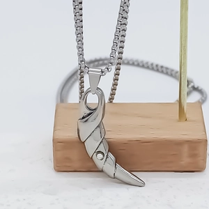 Collier corne argenté avec cristal blanc et chaîne vénitienne sur support en bois