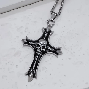 Collana con ciondolo a croce e teschio punk gotico con finitura argento vintage