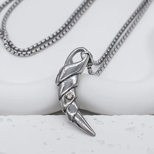 Détail du pendentif corne argentée avec zircon cubique et chaîne box en acier