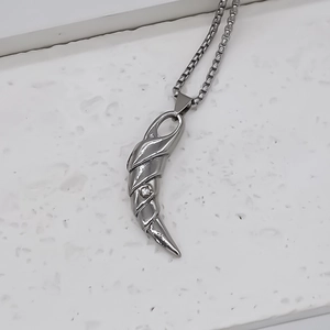 Collier avec pendentif corne torsadée en argent et zircon rond sur une chaîne box