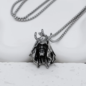 Détail du collier pendentif démon gothique avec cornes et finition en métal vieilli