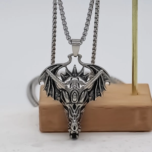 Collier avec pendentif tête de dragon gothique en argent vieilli avec détails d'ailes