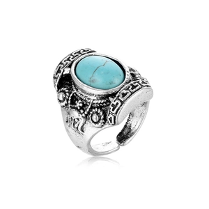 Détail d'une bague vintage réglable avec une pierre turquoise ovale et gravures complexes