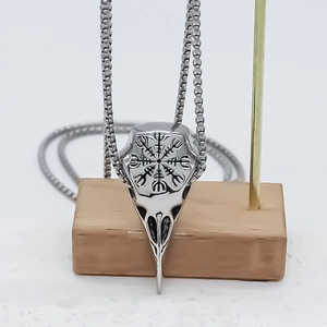 Pendentif crâne d'oiseau viking nordique avec gravure de boussole Vegvisir argent