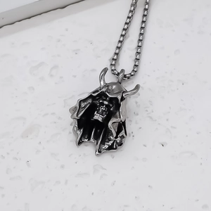 Collier pendentif crâne de démon ailé style gothique sombre avec finition acier oxydé