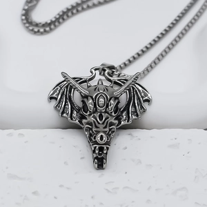 Détail macro du pendentif dragon gothique avec ailes et finition argentée vintage