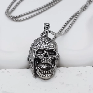 Vue macro d'un pendentif tête de mort vintage en métal avec détails punk