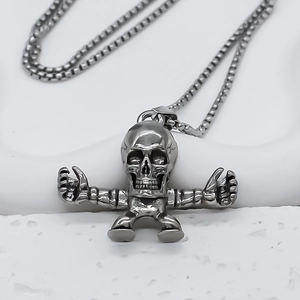 Gros plan détaillé d'un pendentif squelette punk sur un collier en chaîne maille miroir