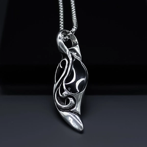 Collana con Ciondolo a Punta in Lega Stile Punk per Uomo Donna Colore Argento Totem Inciso Geometrico Intarsio in Smalto Gioielli