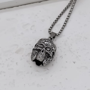 Pendentif crâne gothique vintage avec finition noire vieillie sur chaîne box