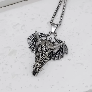 Collier avec pendentif crâne de dragon gothique en argent vieilli et chaîne en acier inoxydable