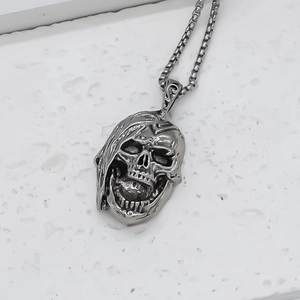 Collier avec pendentif crâne en métal punk gothique avec design cheveux longs et chaîne