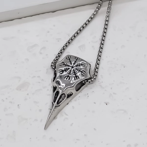 Pendentif crâne de corbeau viking avec boussole Vegvisir et chaîne à mailles carrées