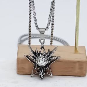 Pendentif tête de dragon punk avec étoile et zircon sur collier chaîne perlée