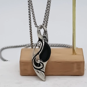 Collana punk gotica con pendente in argento e totem geometrico nero su catena quadrata