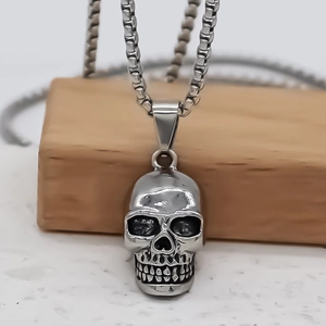 Collier avec pendentif crâne gothique pour hommes et femmes avec un design argent réaliste