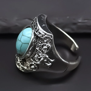 Détail d'une bague rétro réglable avec turquoise ovale et gravures en relief
