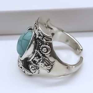 Vue macro d'une bague vintage en argent avec turquoise et gravures en relief ornées
