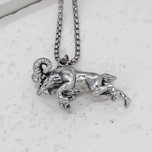 Collier avec pendentif bélier style punk, finition argent vintage et chaîne box robuste