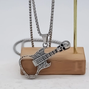 Collier avec pendentif guitare tête de mort punk rock avec chaîne box argentée pour homme