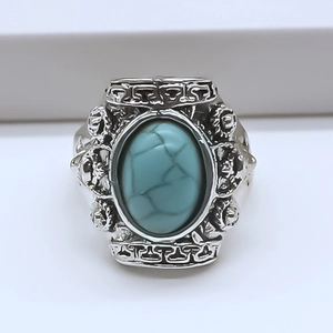 Détail d'une bague vintage en alliage d'argent avec pierre turquoise ovale et motifs gravés