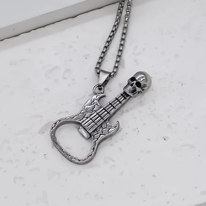 Collier punk pour hommes avec pendentif guitare crâne et décapsuleur intégré