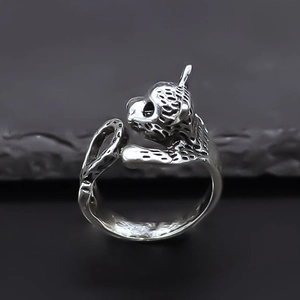 Retro animal-shaped silver alloy open ring with antique finish and engraved leopard detail