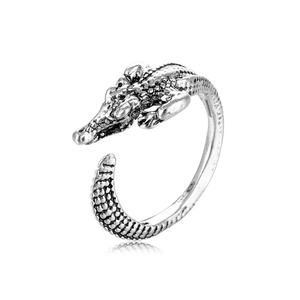 Detailansicht des Krokodil-Rings mit Vintage-Schuppentextur und verstellbarem Design