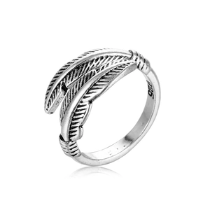 Close-up of vintage feather ring showing fine texture and 925 silver hallmark