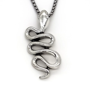 Vue détaillée du pendentif serpent vintage avec finition argentée oxydée et chaîne vénitienne
