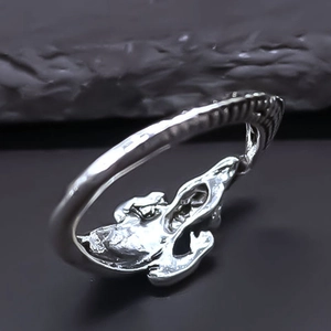 Detailaufnahme des Vintage Silber-Alligator-Rings mit Schuppen und Punk-Textur