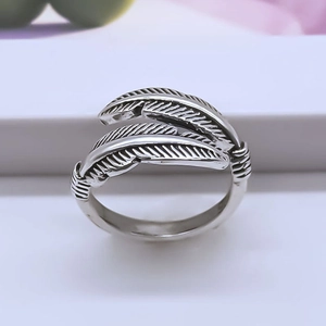 Retro feather ring with adjustable S925 silver finish featuring intricate leaf texture